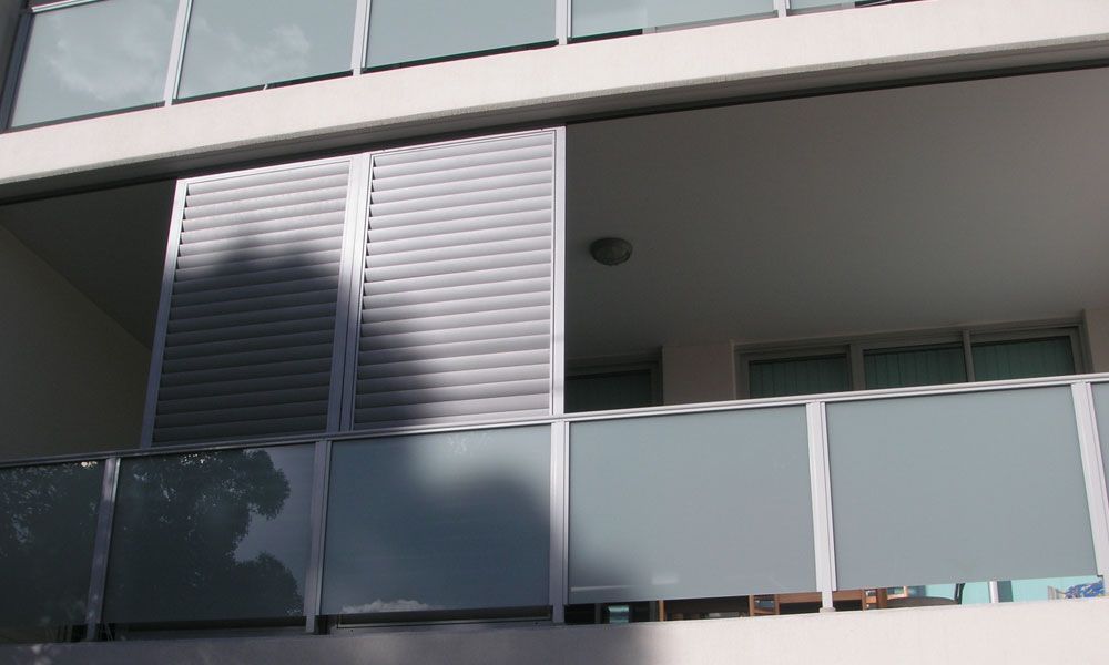 Horizon Frosted Glass Balustrade Railing with Louvre Privacy Sun Screen